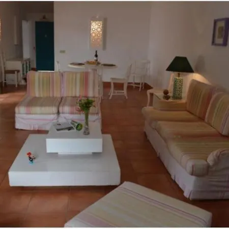 Townhouse With Terrace Within A Complex, Ferienhaus Alvor